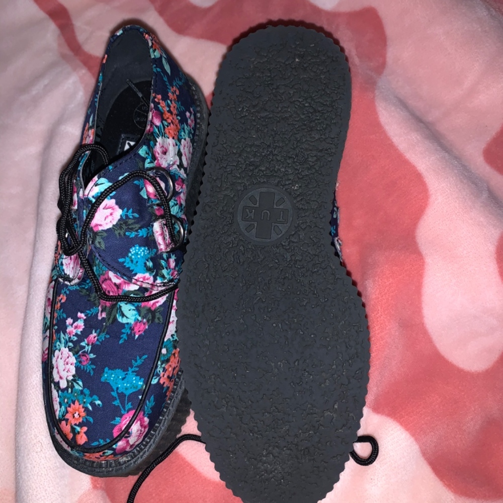 T.U.K. Flower Pattern  Platforms - Picture 4 of 5